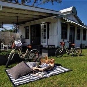 a group of lawn chairs sitting on top of a building